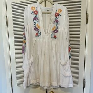Free People white dress with Embroidery and pockets size small